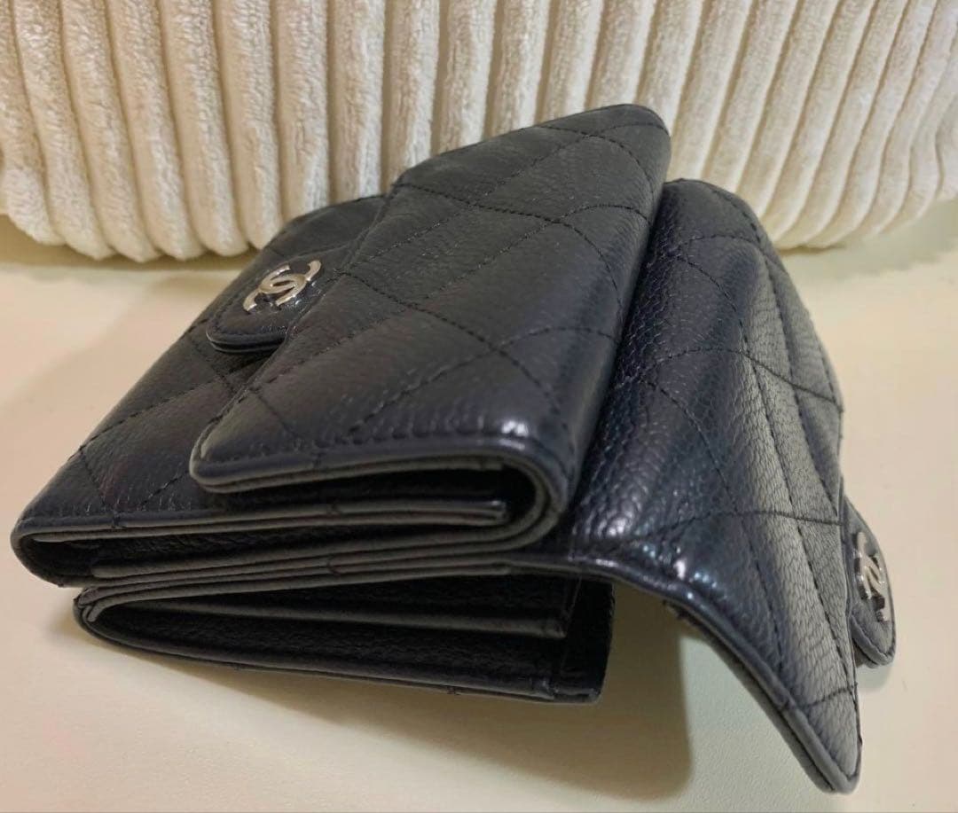 美品 希少 CHANEL キャビアスキン 両開きシャネルマーク金具 三つ折り財布