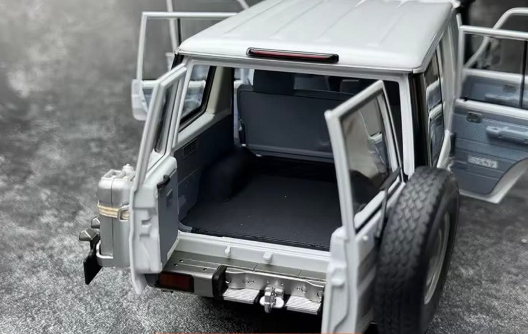 トヨタ ランドクルーザー 1/18スケールモデルミニカー