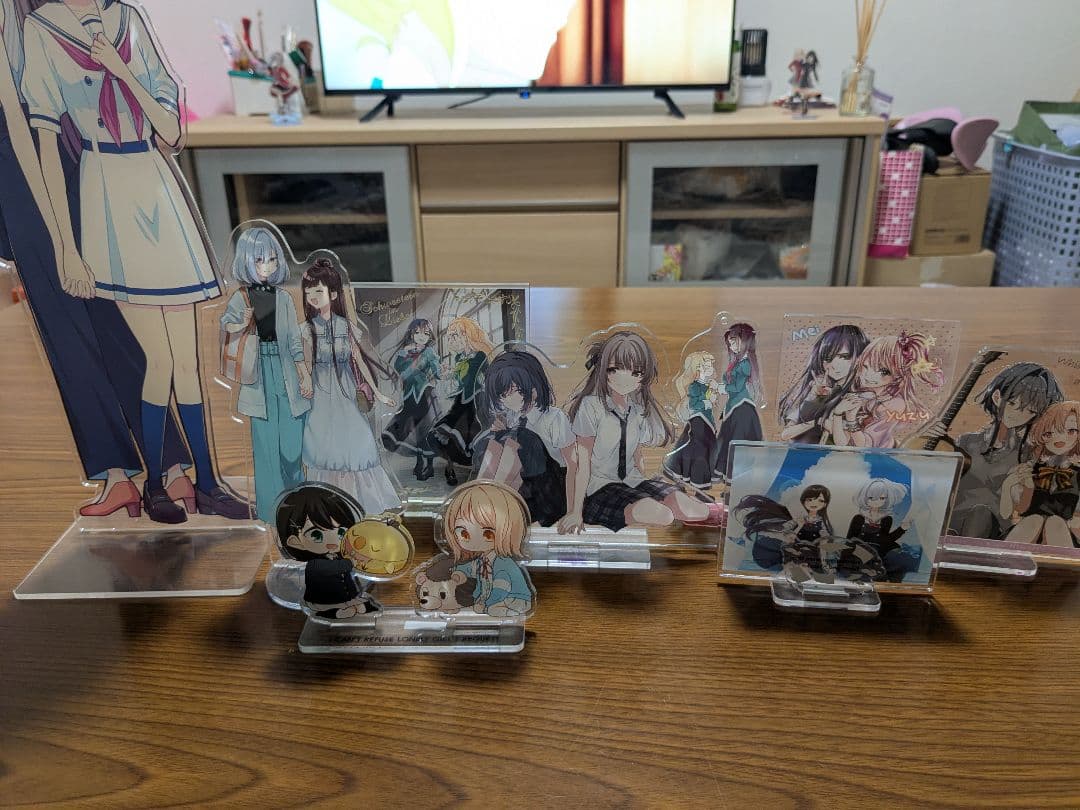 百合コミック。タペストリー、アクリルスタンド、小冊子、クリアファイルのセットです