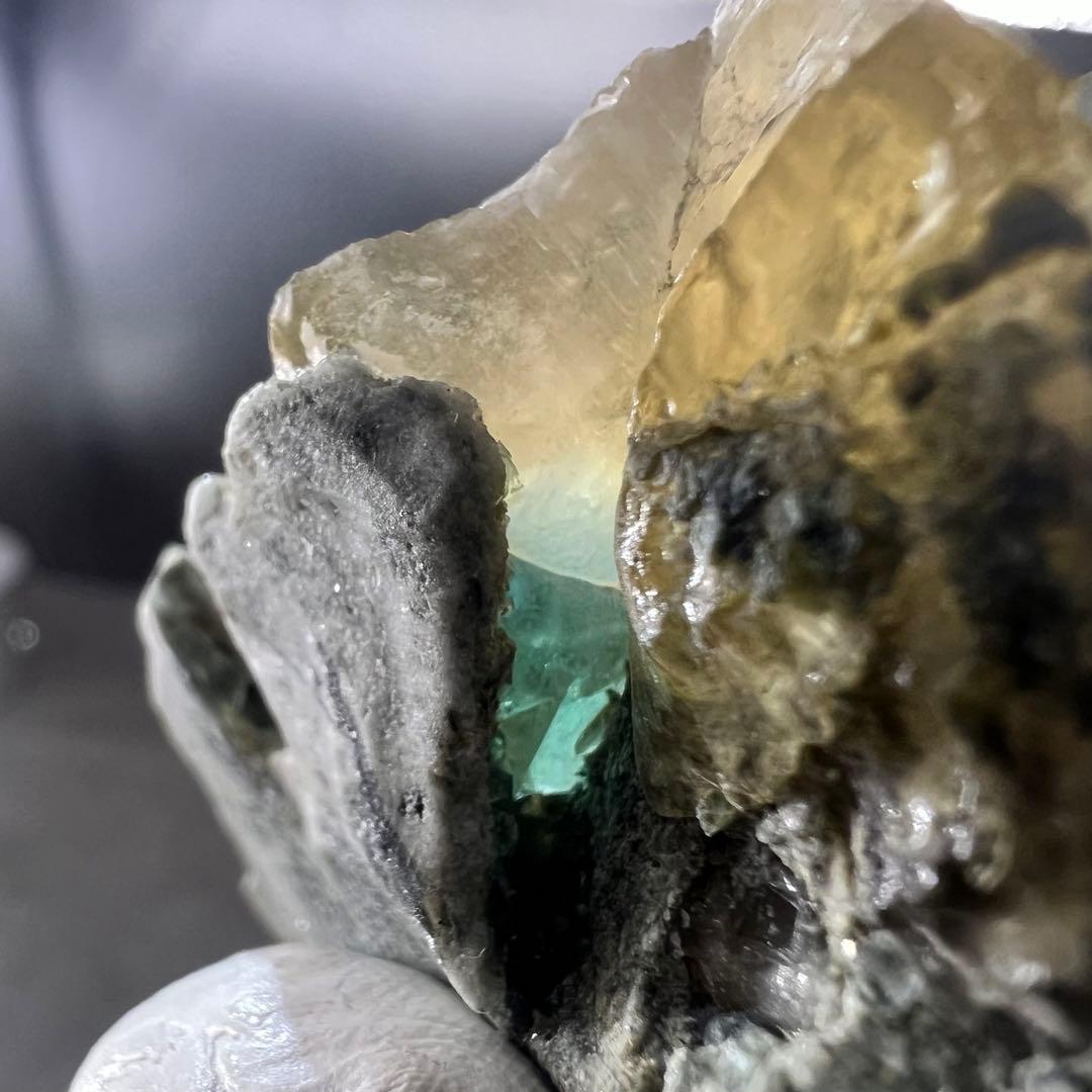 ヤオガンシャン産　カルサイト共生　ブルーグリーンフローライト　母岩あり