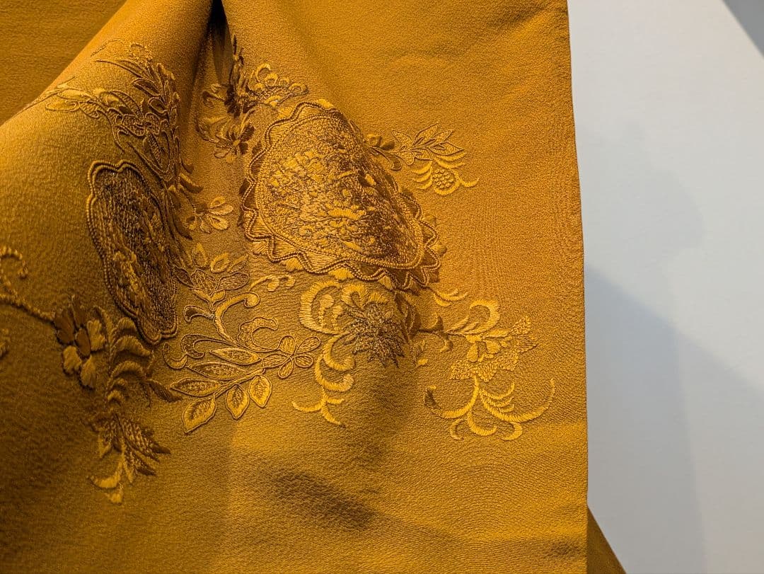 振袖フルセット 身丈160.5裄63.5 刺繍柄 山吹色 黒 成人式 逸品