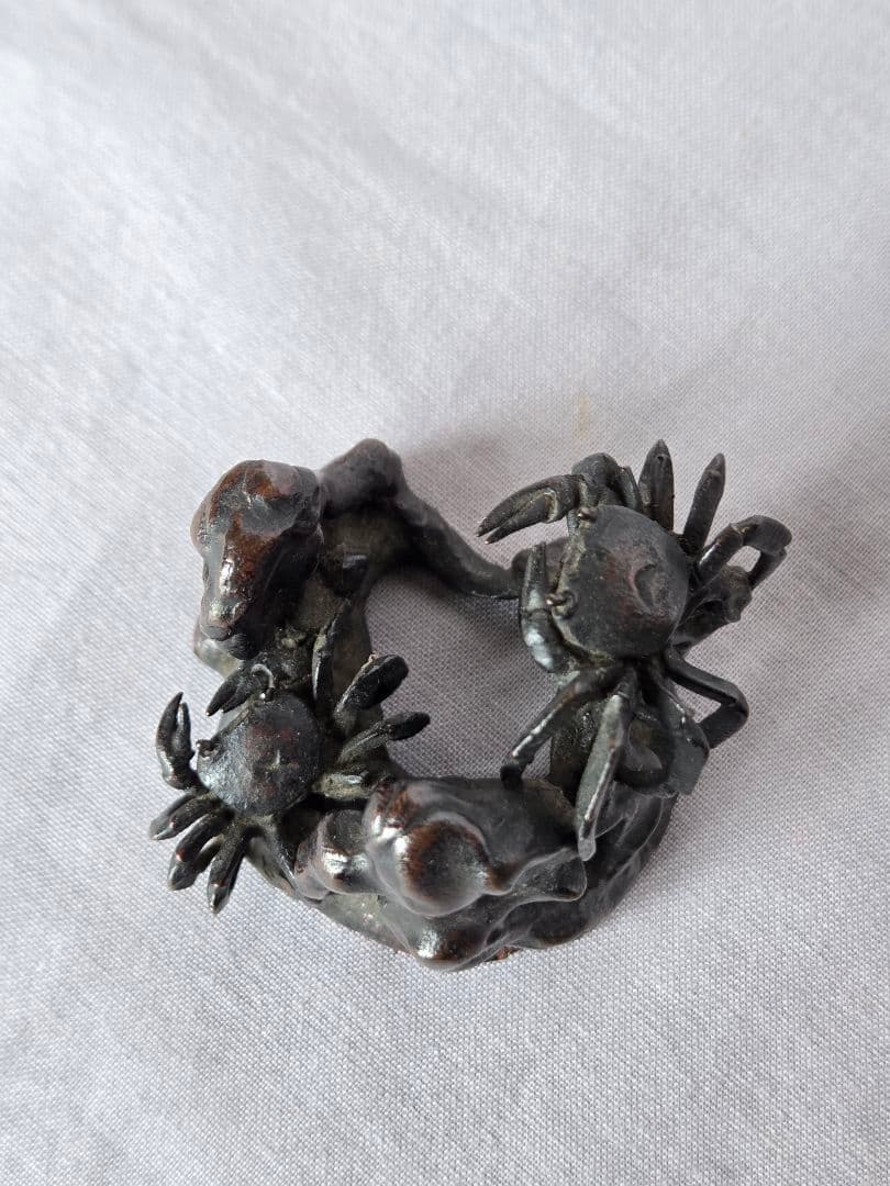 斑紫銅　岩蟹蓋置　本間琢斎作