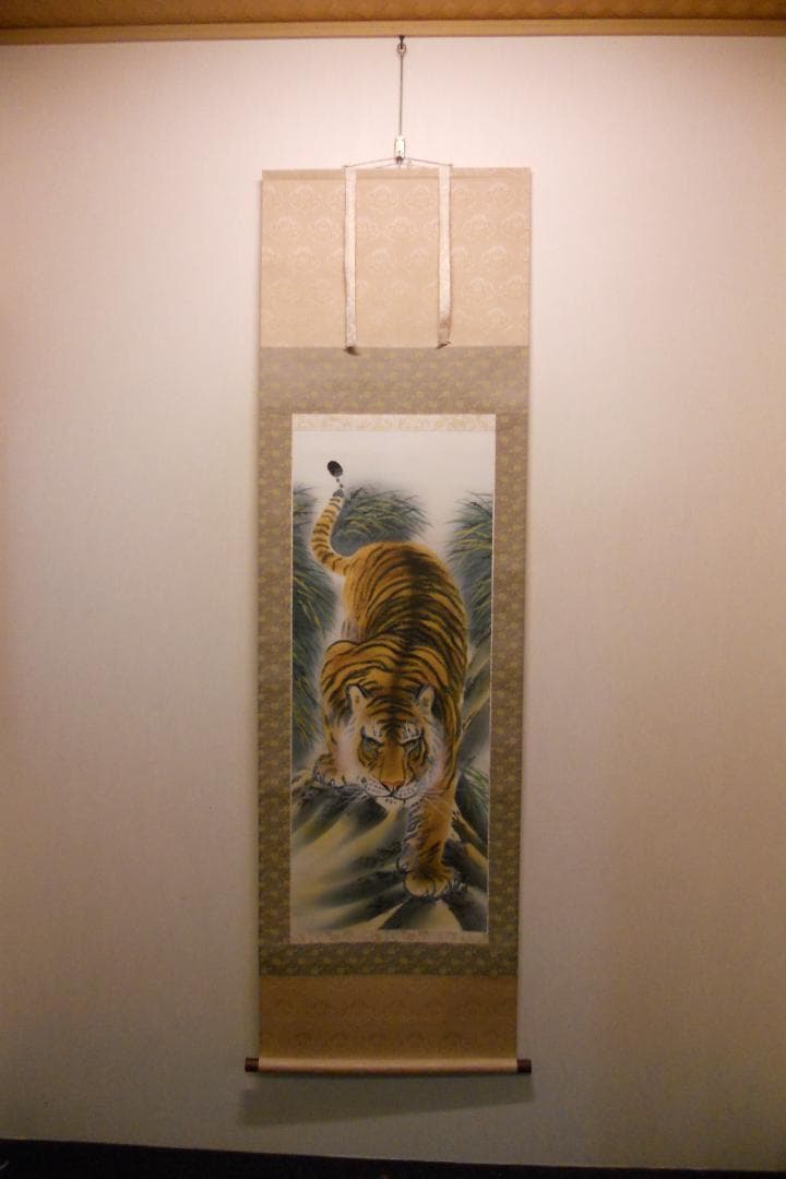 掛け軸 元勝 猛虎 猛虎之図 絹本 希少 軸装 茶道具 掛軸 美品 です。