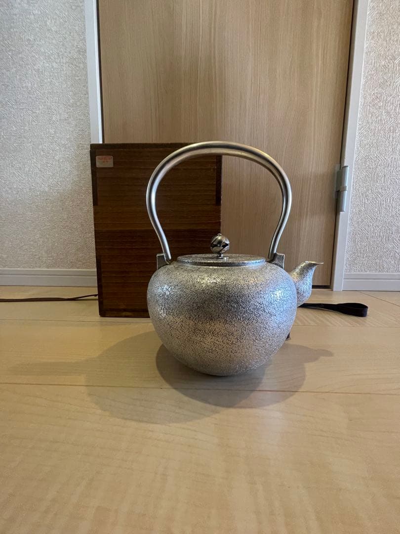 純銀保証　純銀製槌目湯沸1091g 銀瓶　桐箱　刻印あり　急須　茶壺　茶道具鉄瓶