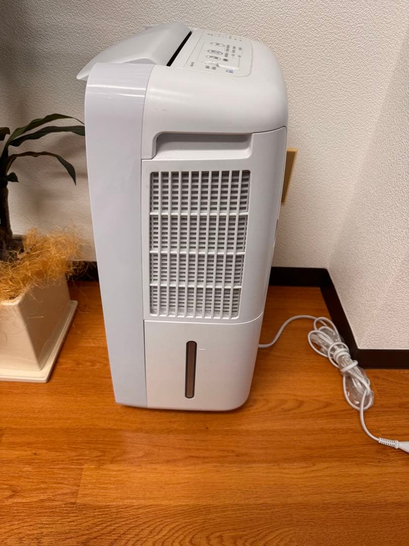 冷風も出ます！美品・2023年製SHARP 除湿機 CM-R100-W 衣類乾燥