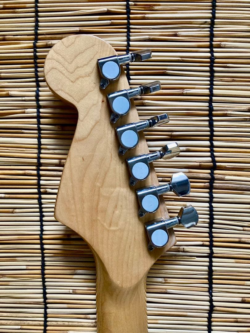 ☆再値下断行☆　ノーブランド　軽量、ネック太め、新機能満載のST