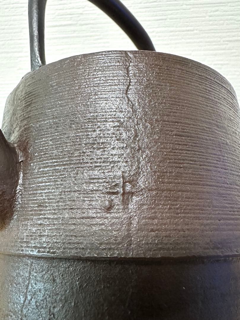 未使用品、供箱等付属品付　水沢鋳物工業協同組合販売　肩衝糸目　１２型　南部鉄瓶