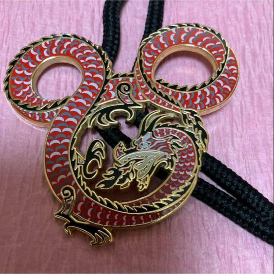 レア　ディズニー　WDI ドラゴン　キャスト　ピン　ランヤード　ストラップ　赤