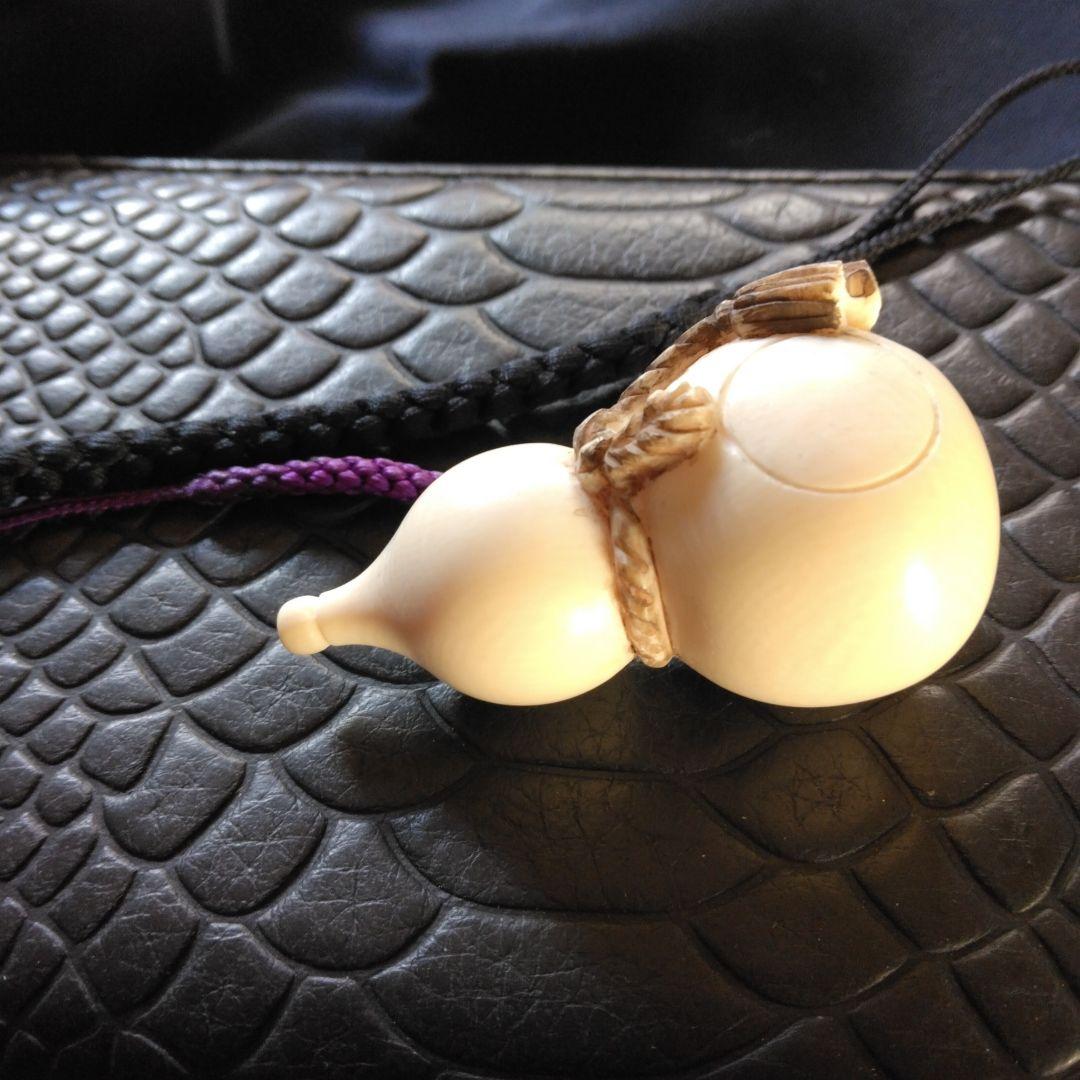 天然素材牙彫刻ひようたん根付けシルクの紐付き＊＊＊