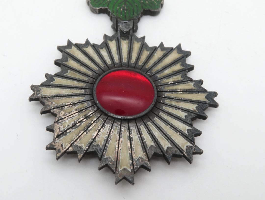 903、、勳六等単光旭日章　メダル　徽章 　勲章　記章　1点