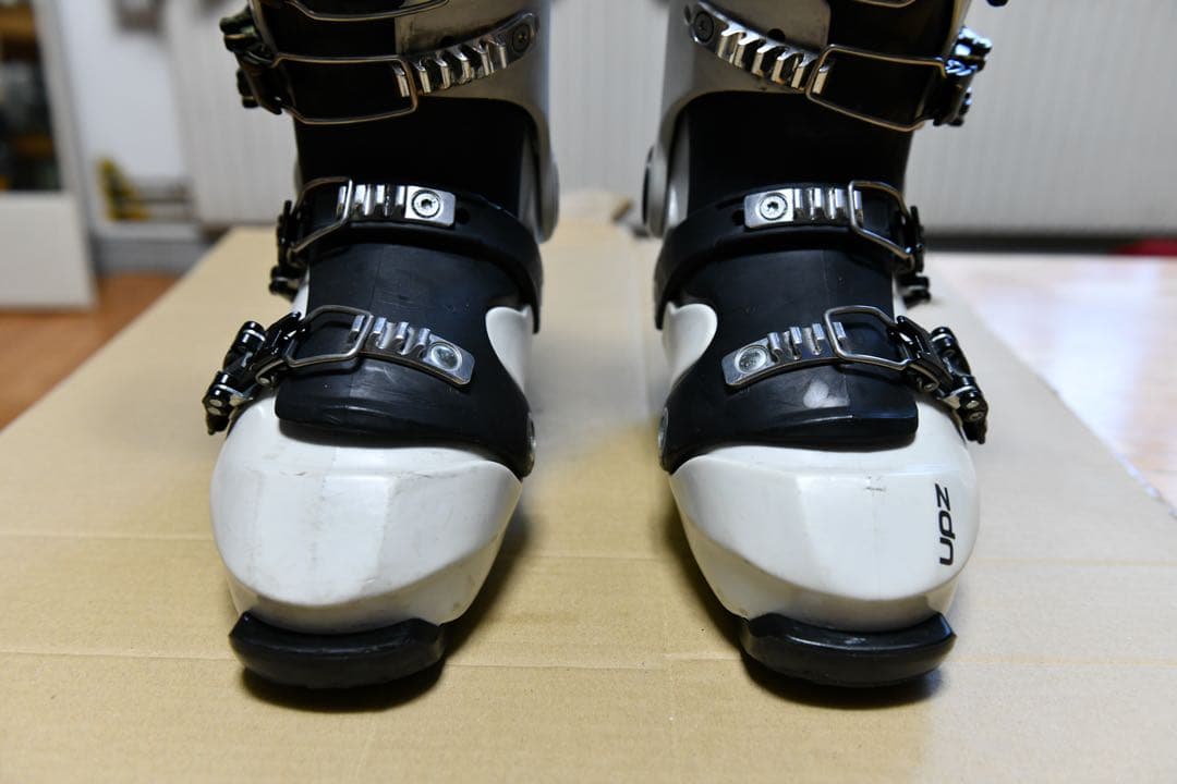UPZ スノーボードブーツ ホワイト/ブラック