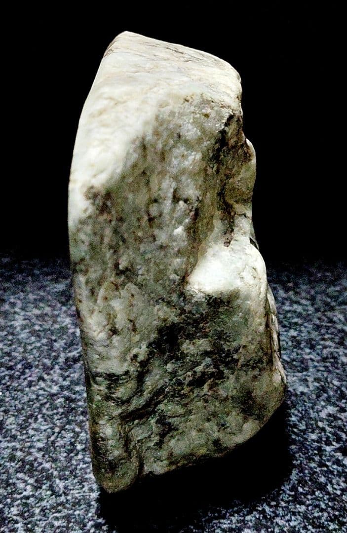 ★翡翠原石★青海川・硬玉【川ズレ・カット677ｇ】