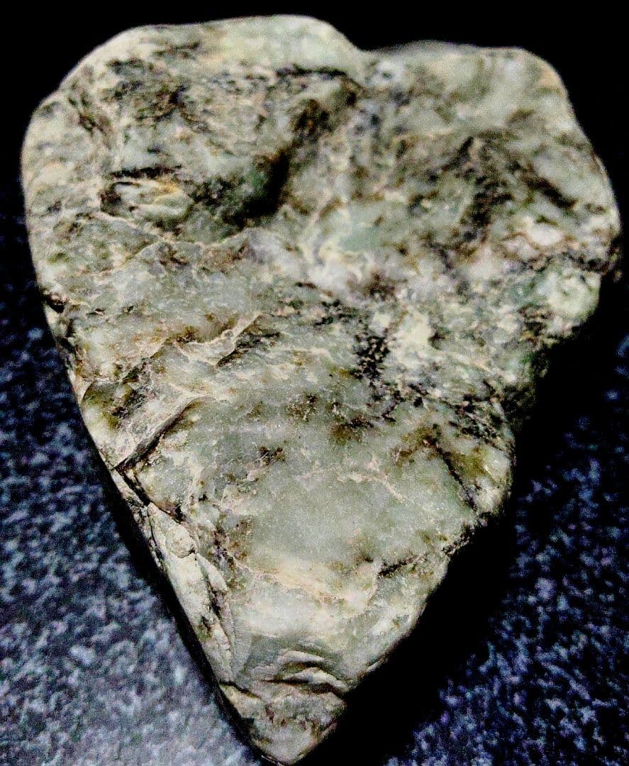 ★翡翠原石★青海川・硬玉【川ズレ・カット677ｇ】