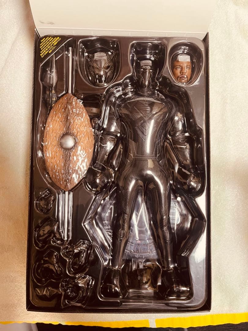 ホットトイズ　ブラックパンサー　オリジナルスーツ