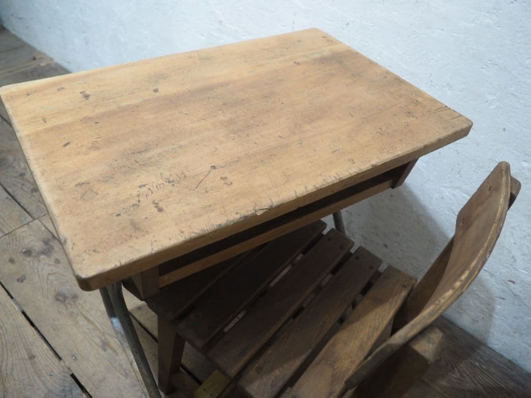 1323 ①ヴィンテージ　レトロな学校机と椅子　テーブル　イス　古家具　子供用