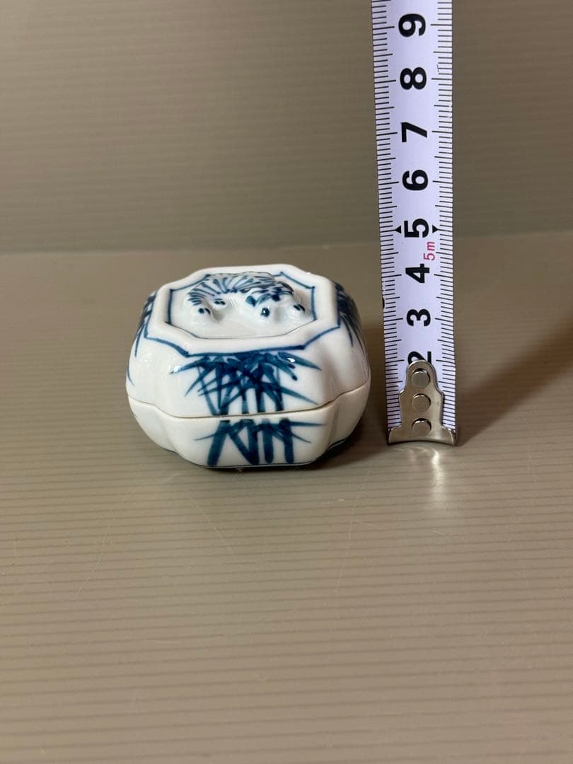 2716 染付香合　竹虎文　徳昇作