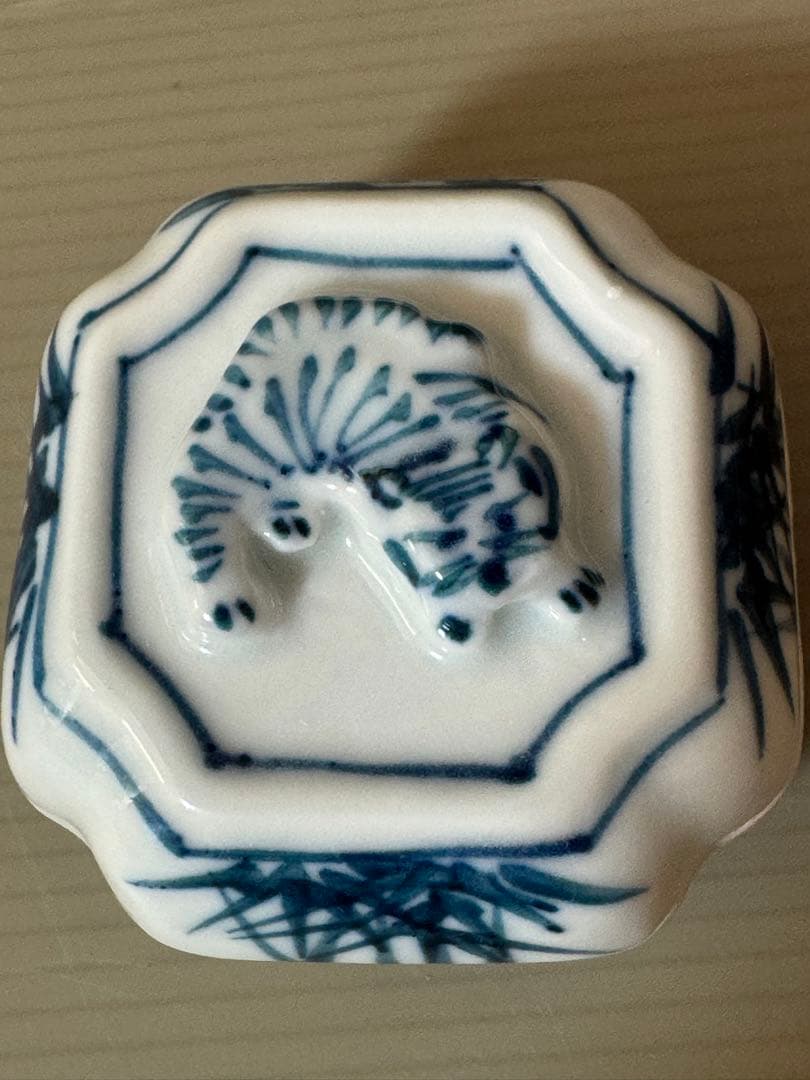 2716 染付香合　竹虎文　徳昇作