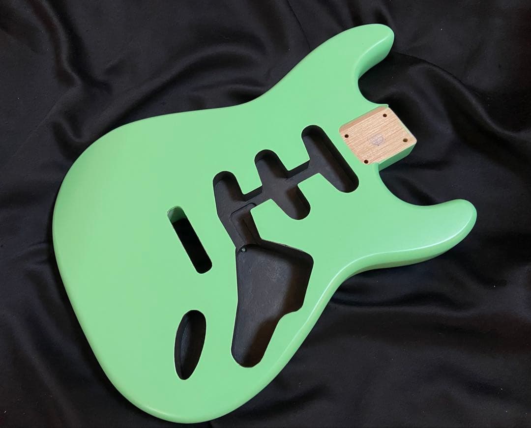 ストラトキャスターボディ（No2）SSSアルダーサテン塗装　サーフグリーンカラー