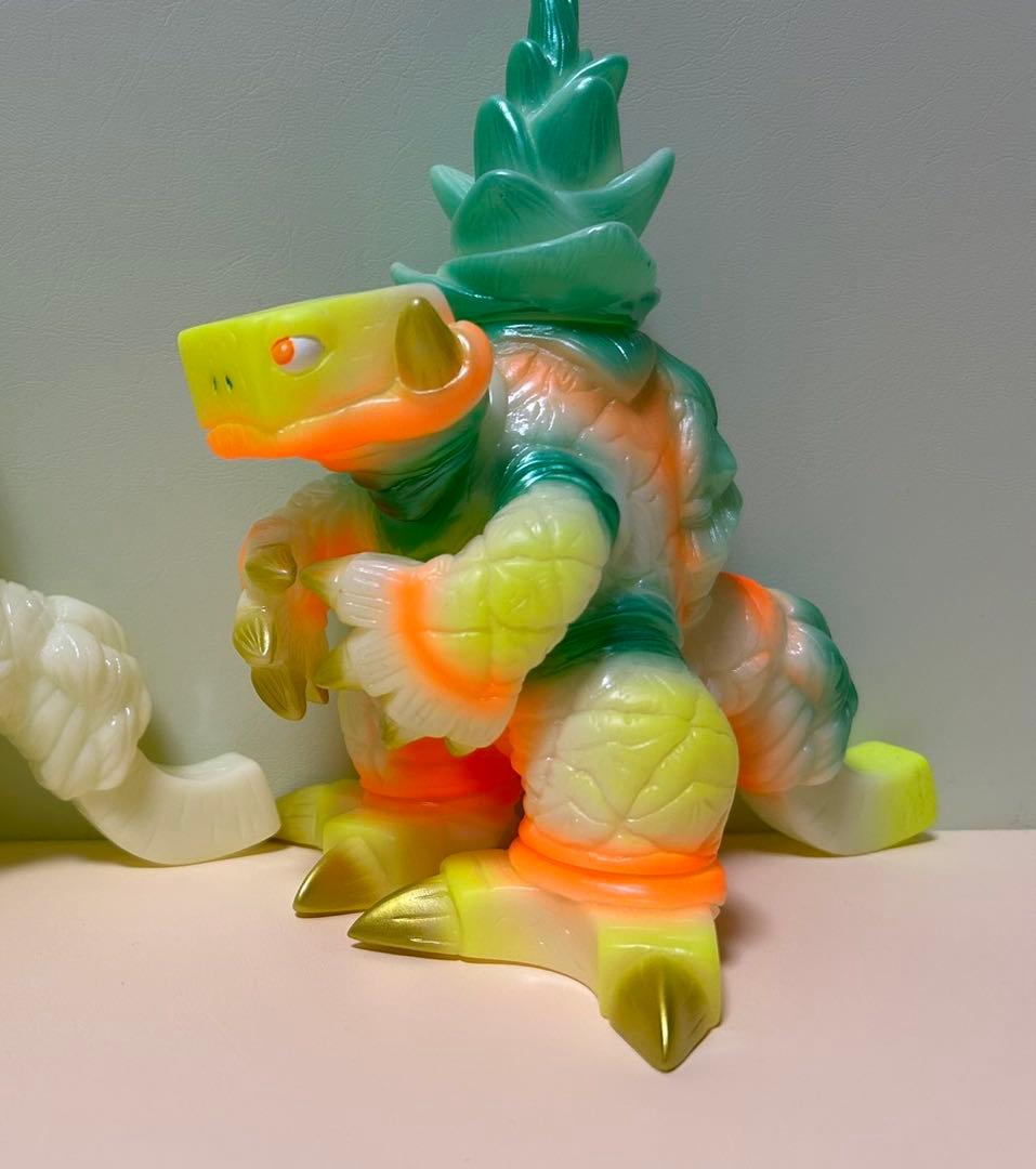 果獣　パインダム　蓄光　ソフビ　勉造形
