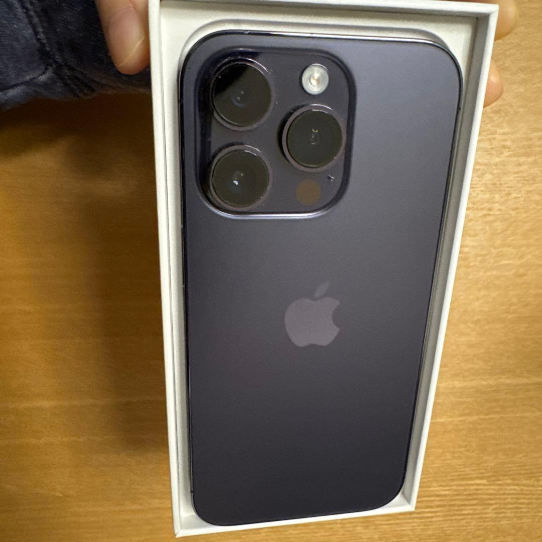 Apple iPhone 14 Pro 本体　手帳型ケース付き