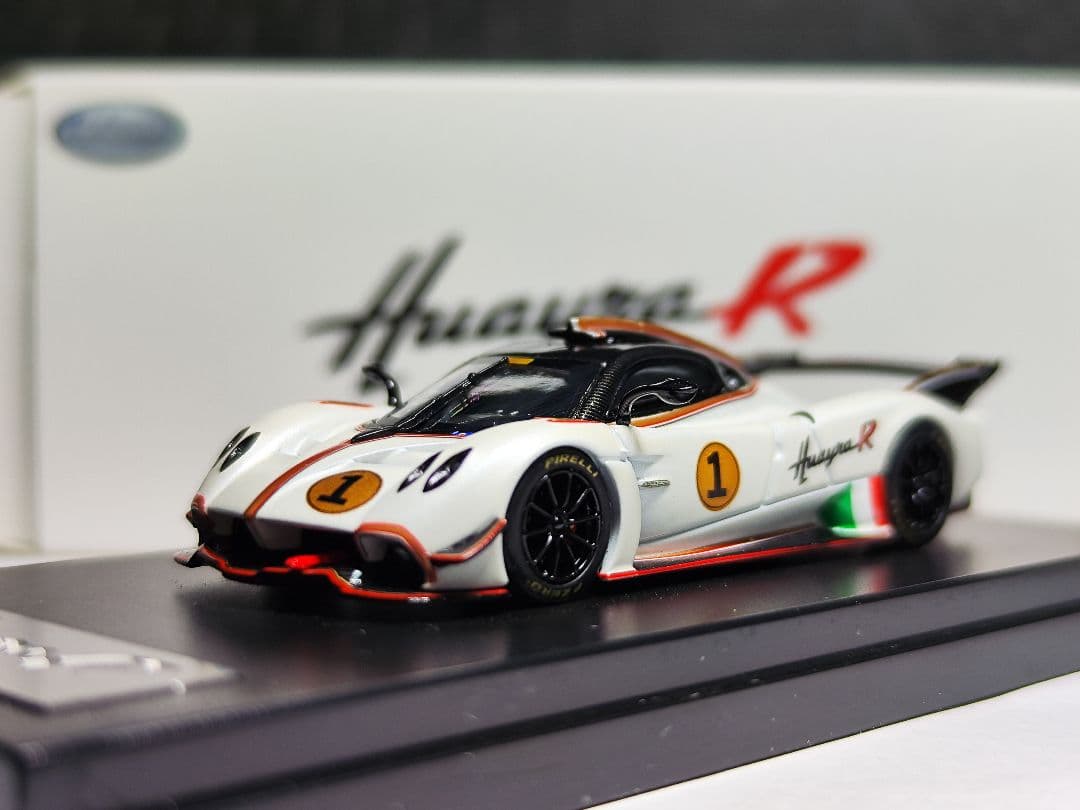 LCDモデル 1/64 PAGANI HUAYRA R