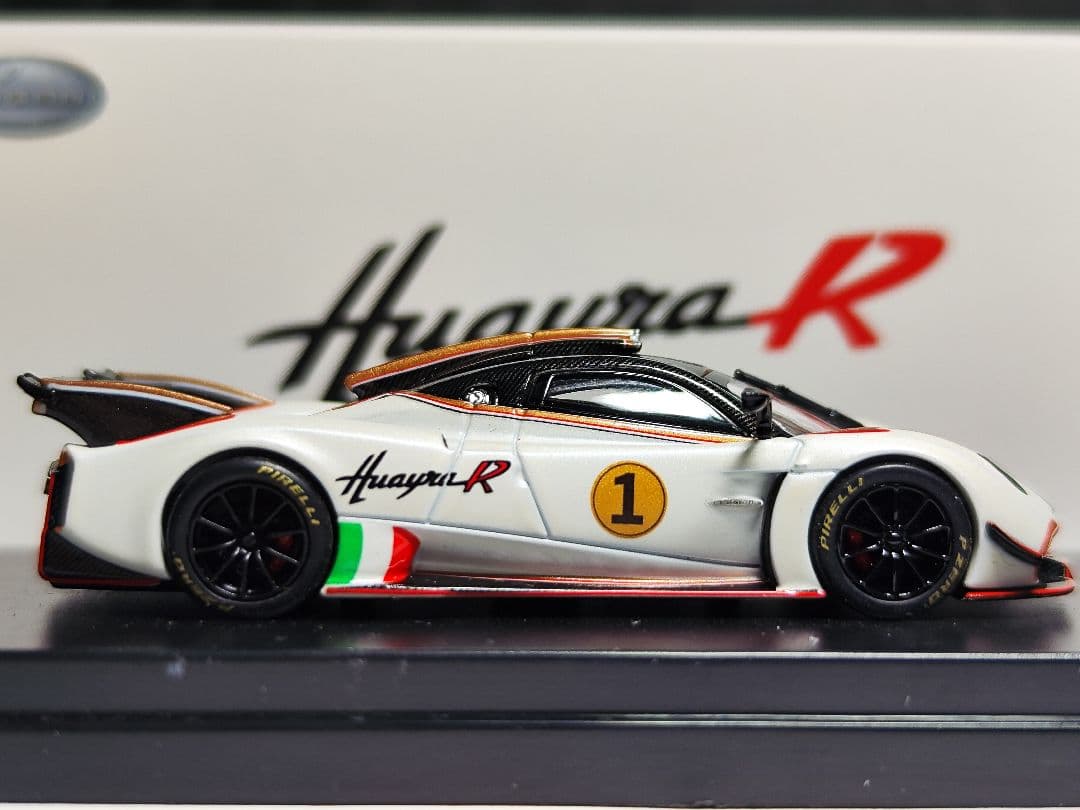 LCDモデル 1/64 PAGANI HUAYRA R
