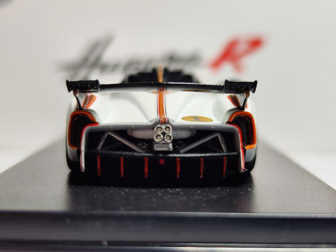 LCDモデル 1/64 PAGANI HUAYRA R