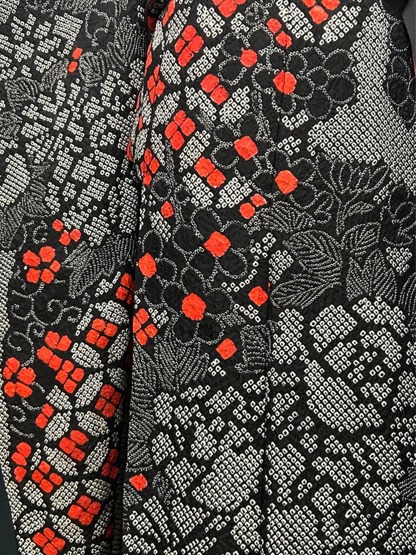 ぴよママ 黒の総絞りにレトロモダンな赤の小花　豪華成人式振袖18点