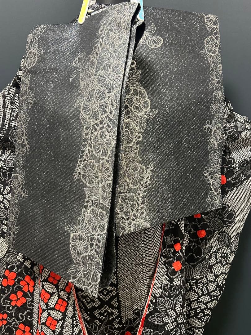 ぴよママ 黒の総絞りにレトロモダンな赤の小花　豪華成人式振袖18点