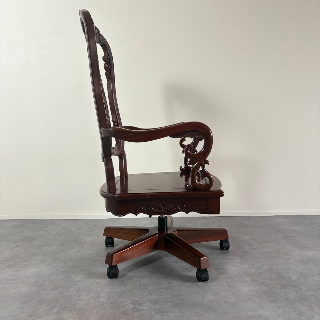 キャスター付き アンティーク調　透かし彫り チェア