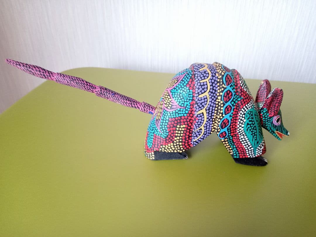 アレブリヘ　アルマジロ　木製置物