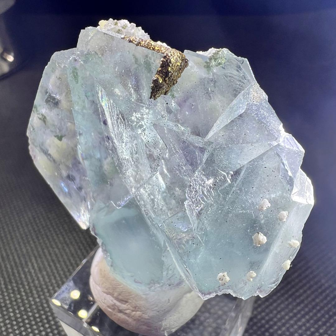 ヤオガンシャン産　パイライト、ドロマイト共生ライトブルーフローライト