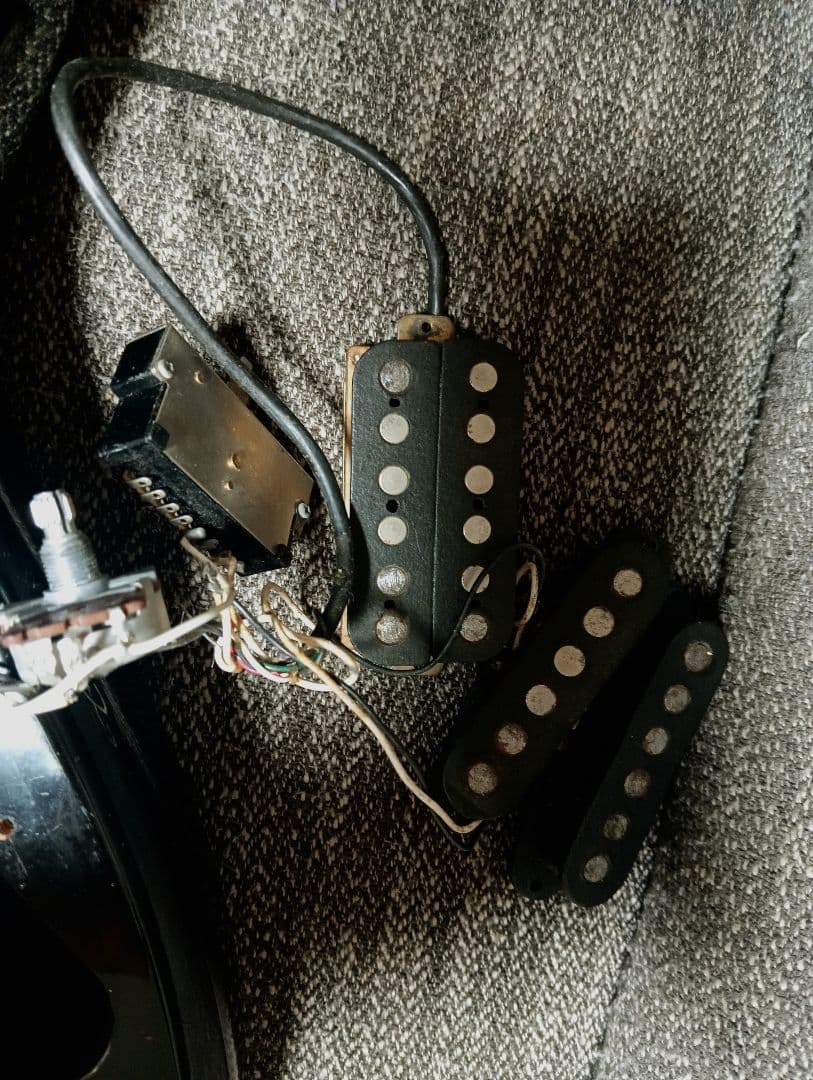 FenderSTMミディアムスケール ネック調整フレット擦合済 変えピックガード