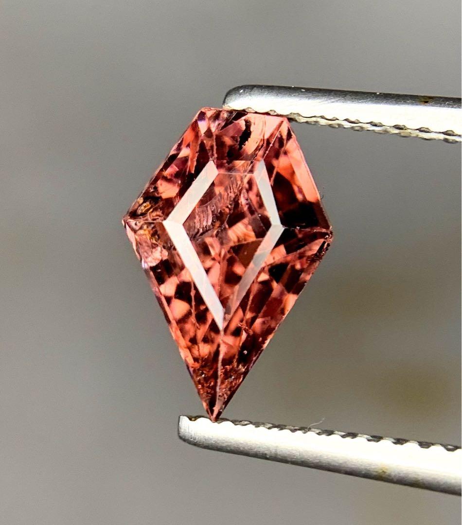 ファンシーペアカットオレンジピンクスピネル宝石。「GIL認定」