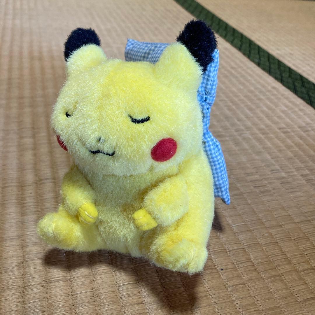 ピカチュウ ぬいぐるみ チェック柄枕付き　TOMY