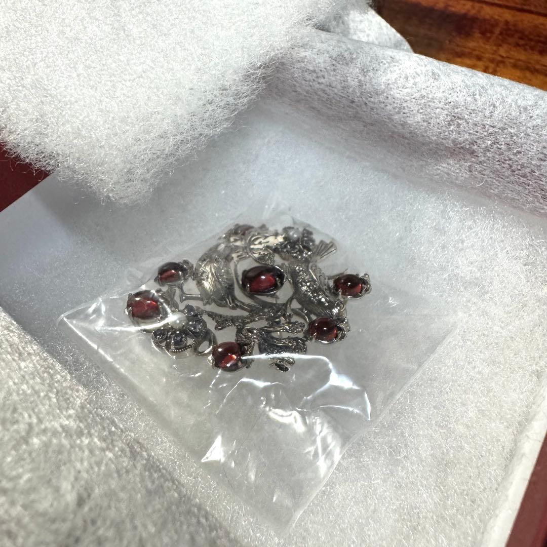 碌山 ウィリアム・モリスいちご泥棒ペンダントブローチ（ガーネット）