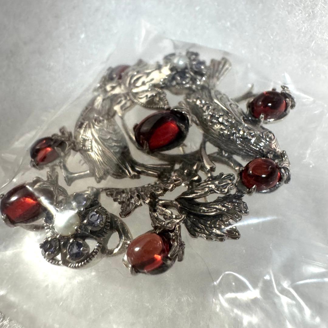 碌山 ウィリアム・モリスいちご泥棒ペンダントブローチ（ガーネット）