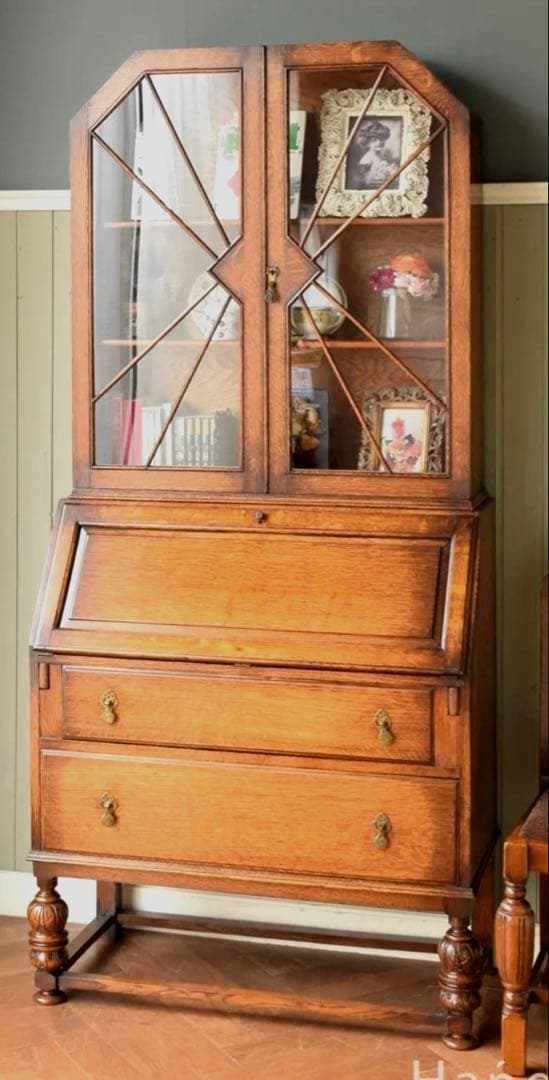 イギリスから届いたアンティークの本棚付きデスク、ビューロー