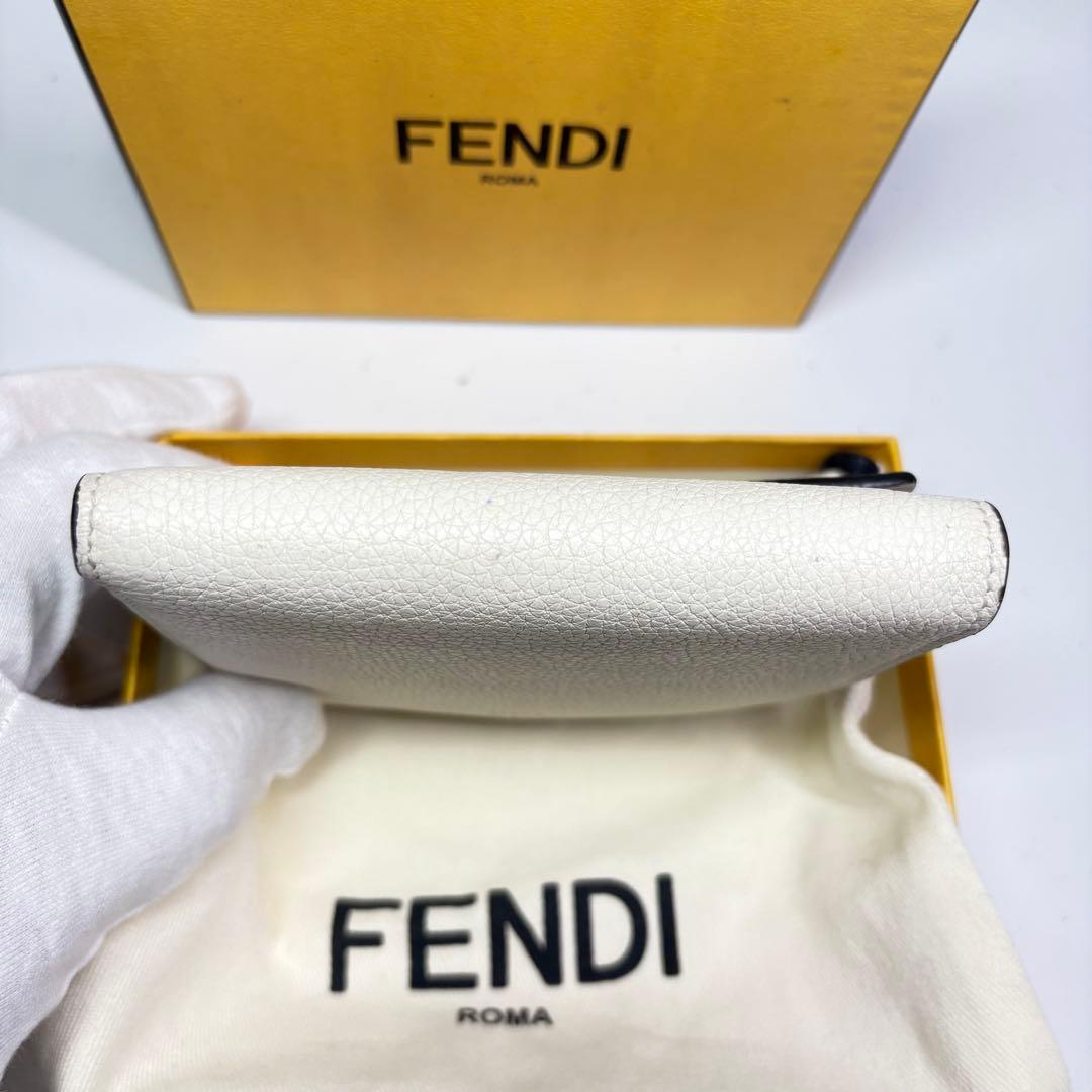 美品　フェンディ レザー ピーカブー セレリア　二つ折り財布　ホワイト