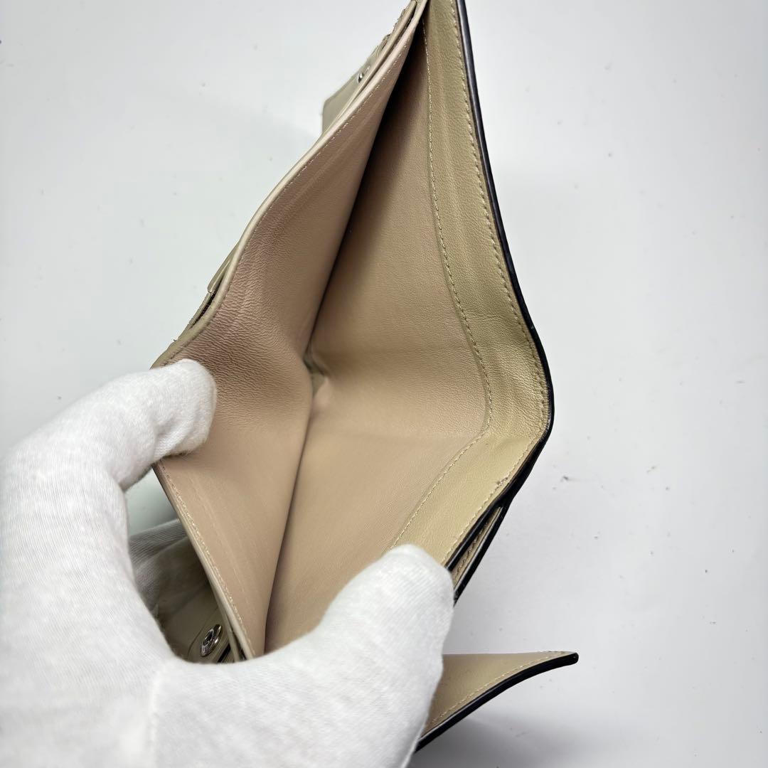 美品　フェンディ レザー ピーカブー セレリア　二つ折り財布　ホワイト