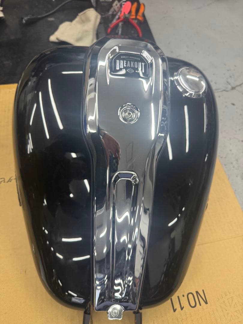 ハーレー　ブレイクアウト　タンク ブラック