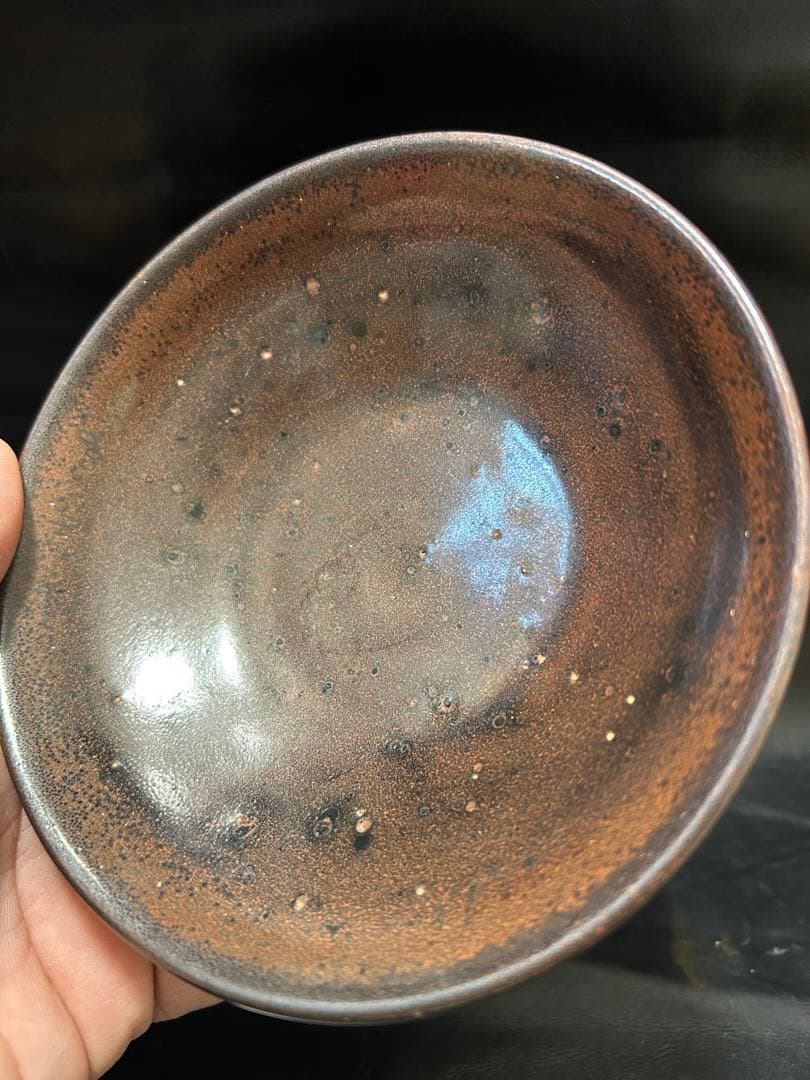 美しい古美術◾️蔵からかなり美しい黒い釉薬の天目平茶碗が出てきました。