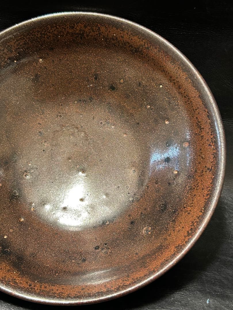 美しい古美術◾️蔵からかなり美しい黒い釉薬の天目平茶碗が出てきました。