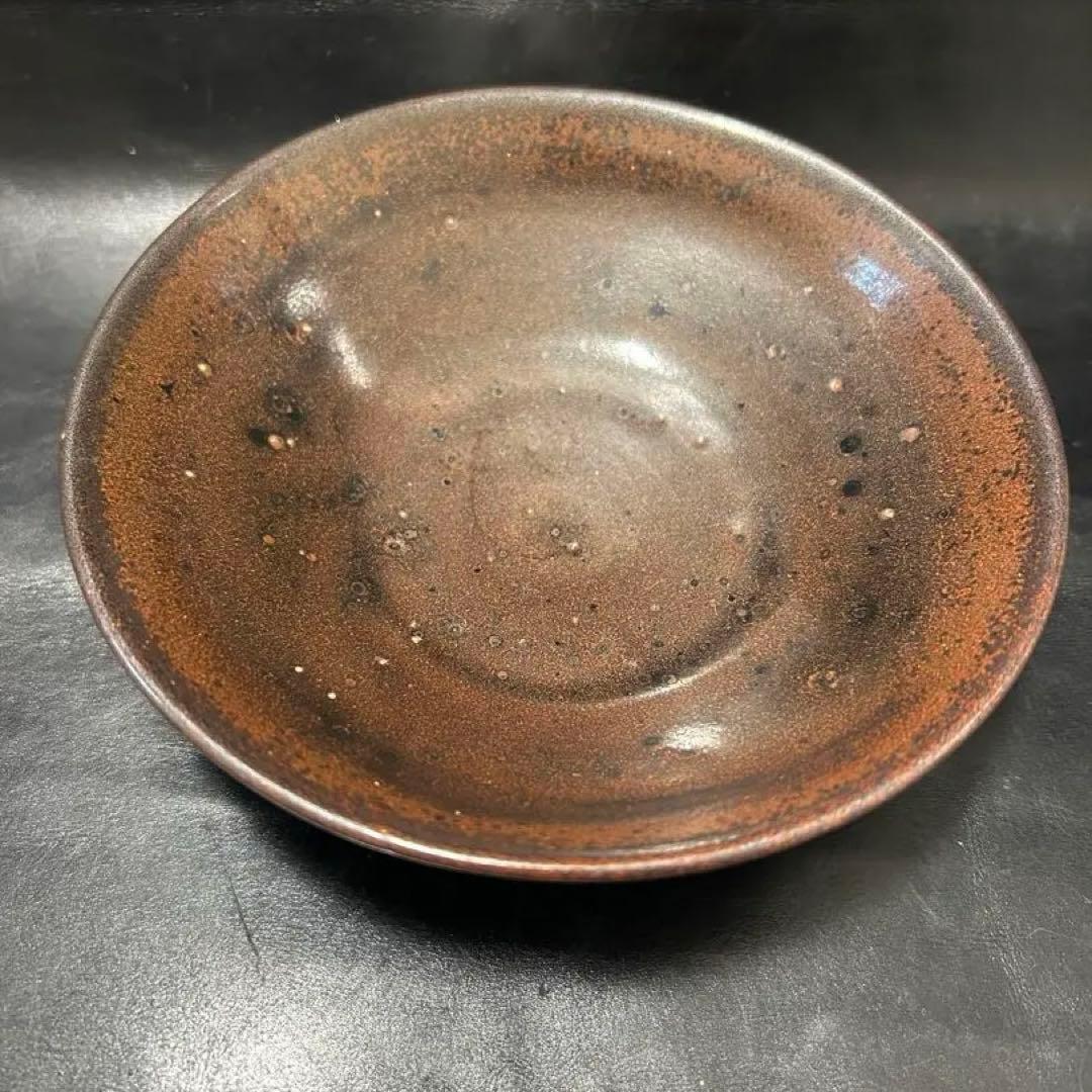 美しい古美術◾️蔵からかなり美しい黒い釉薬の天目平茶碗が出てきました。