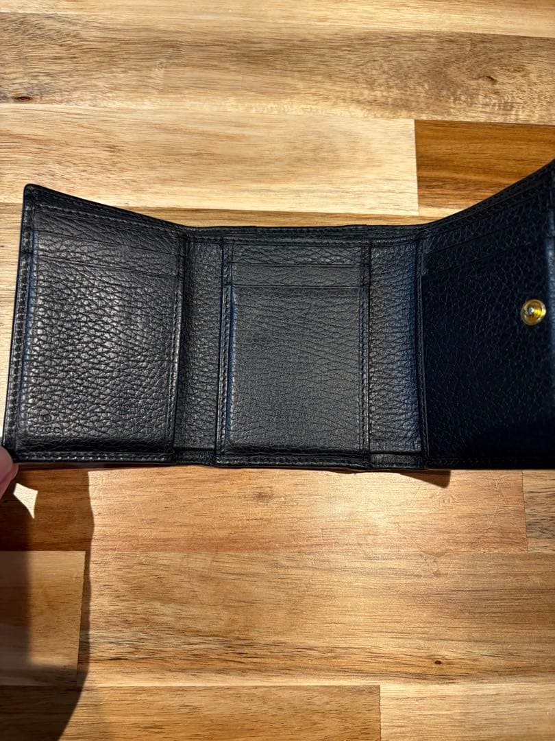 ブラックレザーの三つ折り財GGロゴ