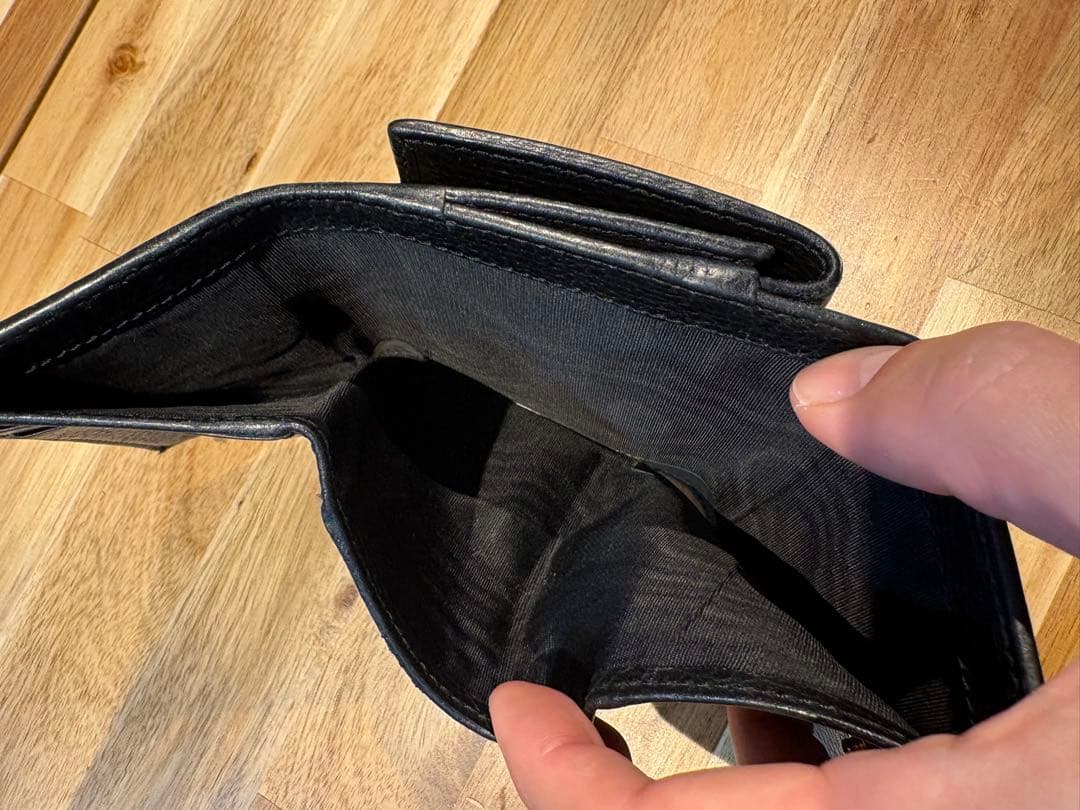 ブラックレザーの三つ折り財GGロゴ