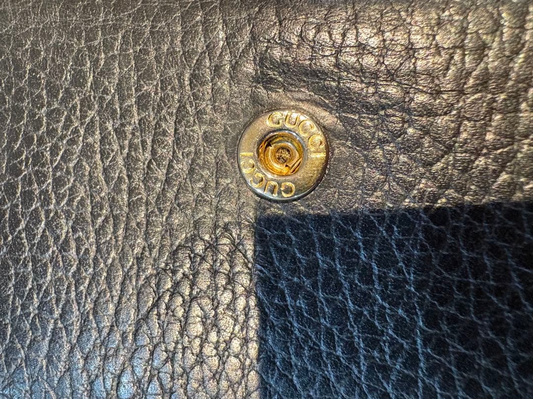 ブラックレザーの三つ折り財GGロゴ