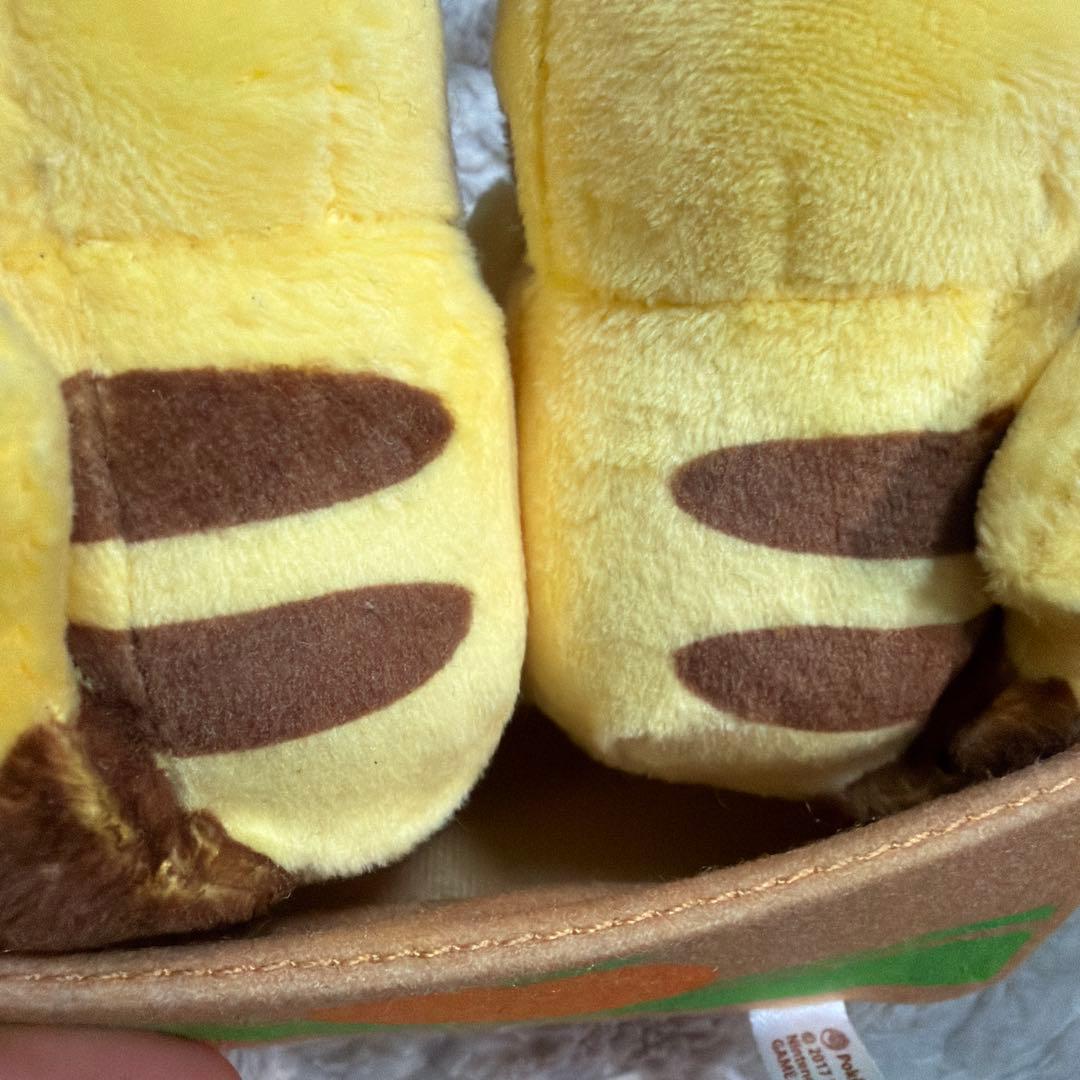 ピカチュウ ぬいぐるみ オレンジの箱入り