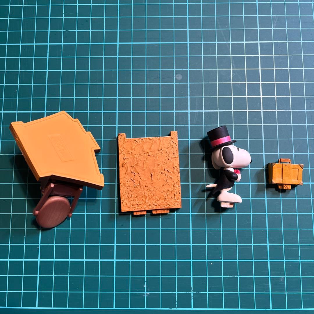 スヌーピー　フィギュア　身だしなみを整えるスヌーピー