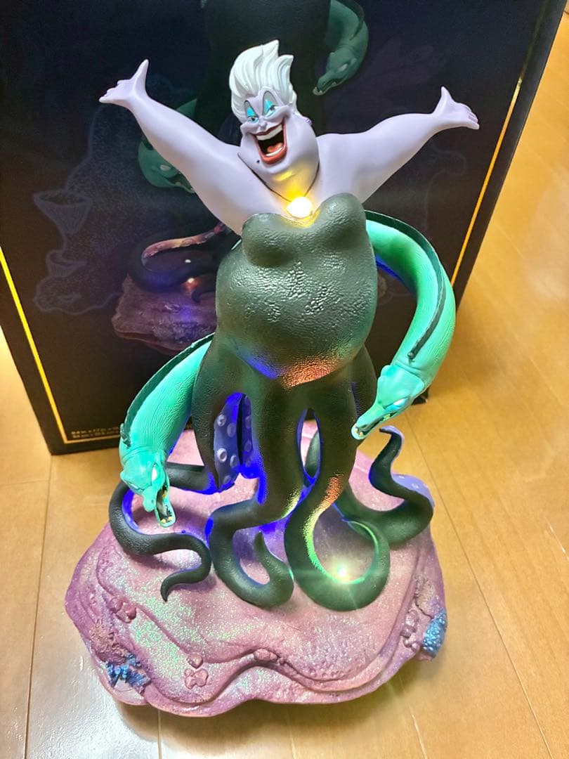 アースラ リトルマーメイド　ライトアップフィギュア ディズニーストア　限定